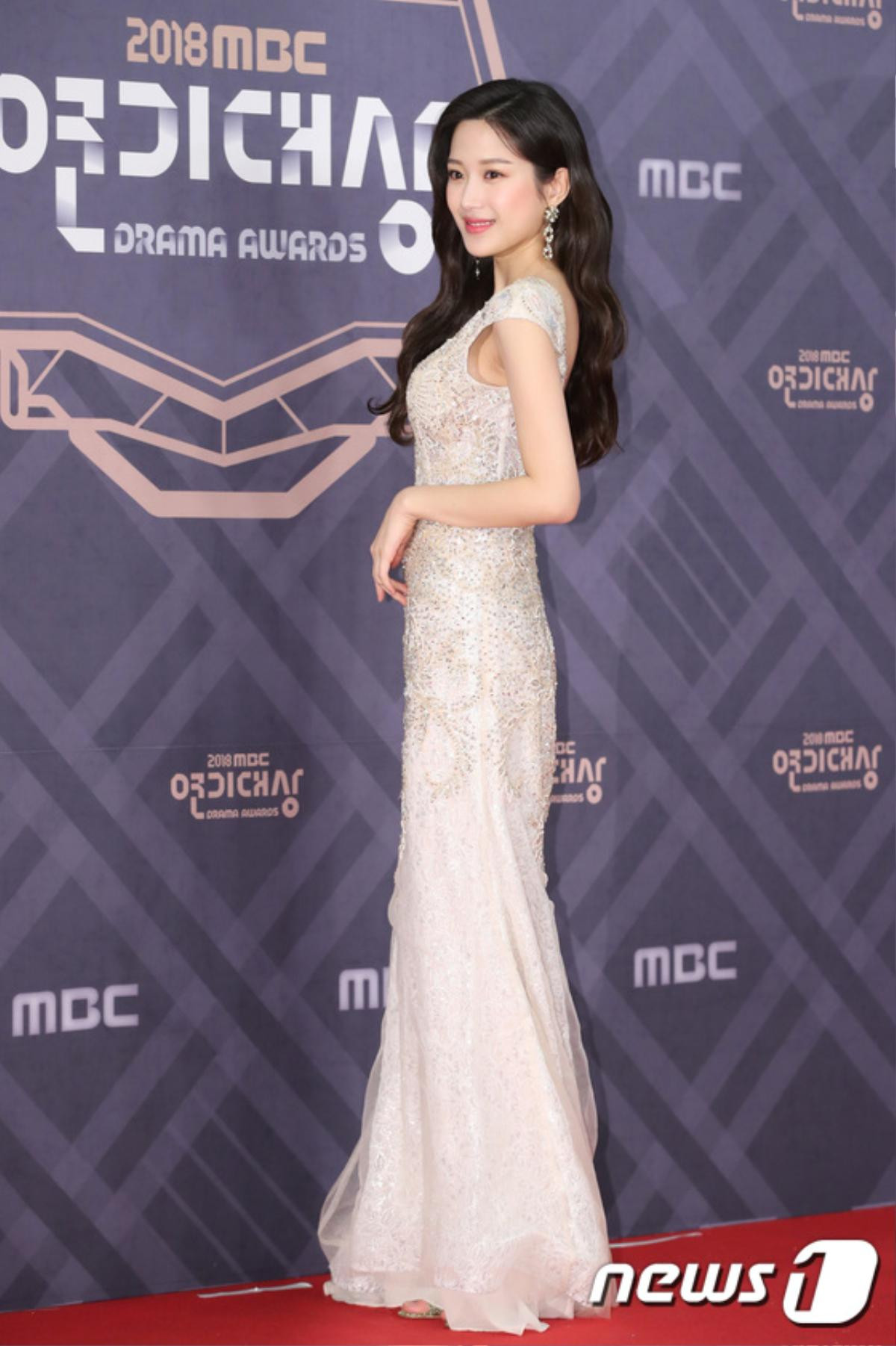 Thảm đỏ 'MBC Drama Awards 2018': Seohyun khoe sắc cùng 'ác nữ' Lee Yoo Ri, Moon Ga Young Ảnh 20