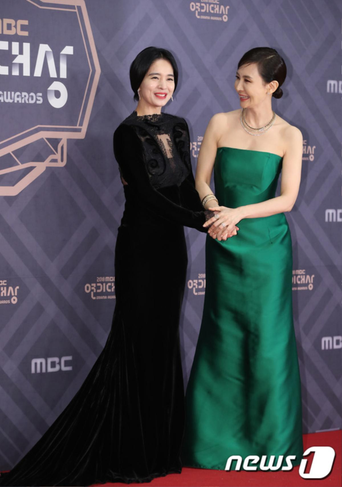 Thảm đỏ 'MBC Drama Awards 2018': Seohyun khoe sắc cùng 'ác nữ' Lee Yoo Ri, Moon Ga Young Ảnh 33