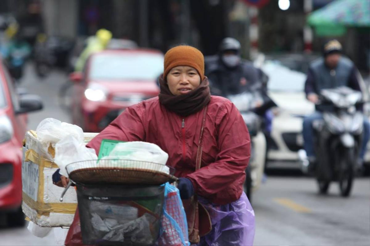 Người Hà Nội túm tụm đốt lửa sửa ấm giữa trời đông rét kỷ lục 9 độ C Ảnh 2