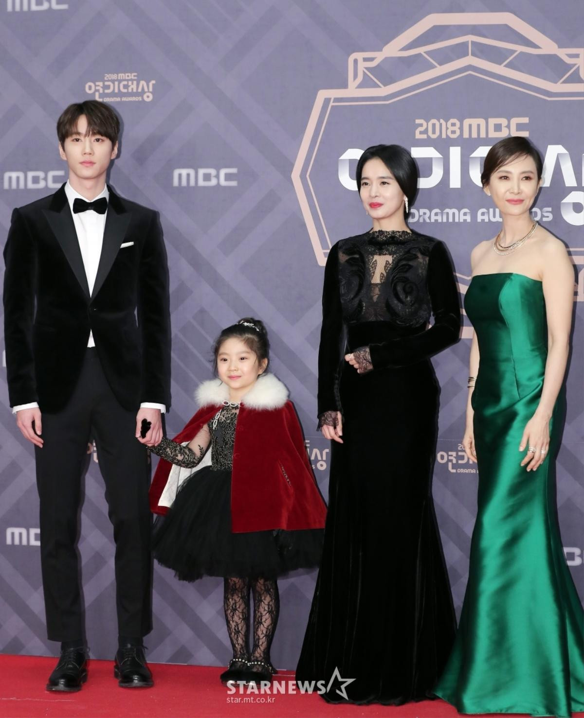 Kim Sun Ah - Shin Ha Kyun vắng mặt, gia đình nhỏ của So Ji Sub đại náo thảm đỏ 'MBC Drama Awards 2018' Ảnh 31