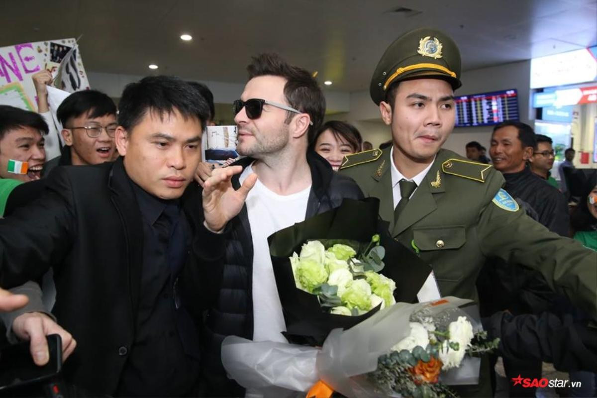 Shane Filan(Westlife) 'hạ cánh' sân bay Nội Bài giữa thời tiết 8 độ C, fan bật khóc nức nở vì gặp được thần tượng Ảnh 2