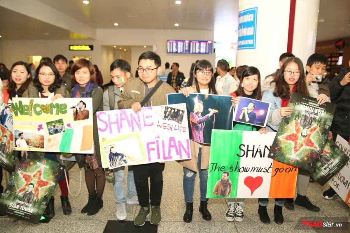 Shane Filan(Westlife) 'hạ cánh' sân bay Nội Bài giữa thời tiết 8 độ C, fan bật khóc nức nở vì gặp được thần tượng Ảnh 5