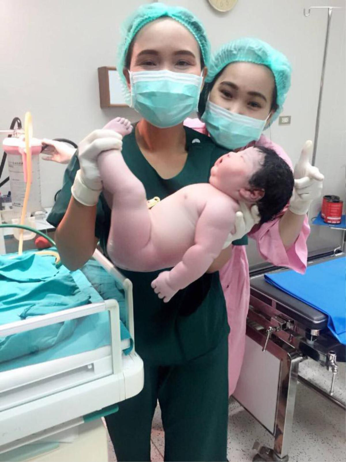 Em bé sơ sinh đẻ thường nặng 5,2kg bụ bẫm, đôi má phúng phính khiến dân mạng dậy sóng Ảnh 1