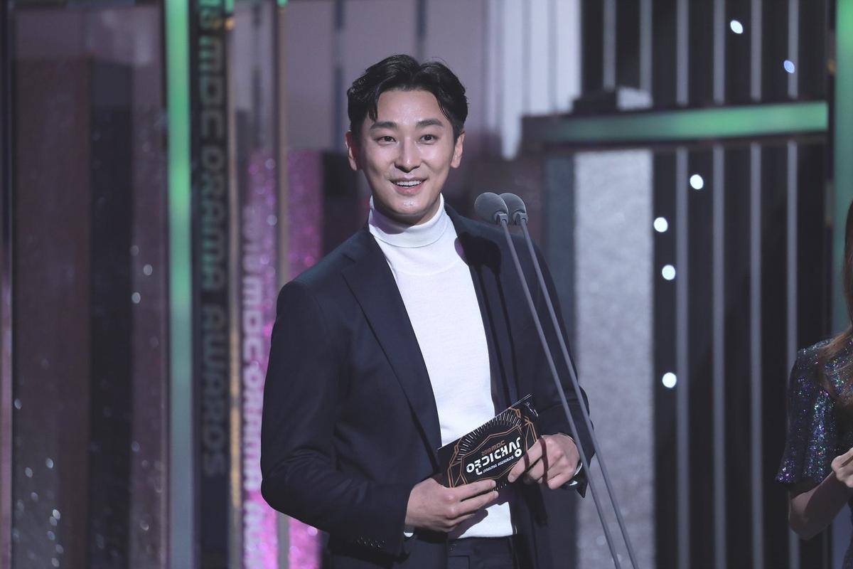 MBC Drama Awards 2018: Ha Ji Won bất ngờ khi Yoo Seung Ho nhảy lên ôm So Ji Sub, sao nhí cover 'Love Scenario' (iKON) Ảnh 7