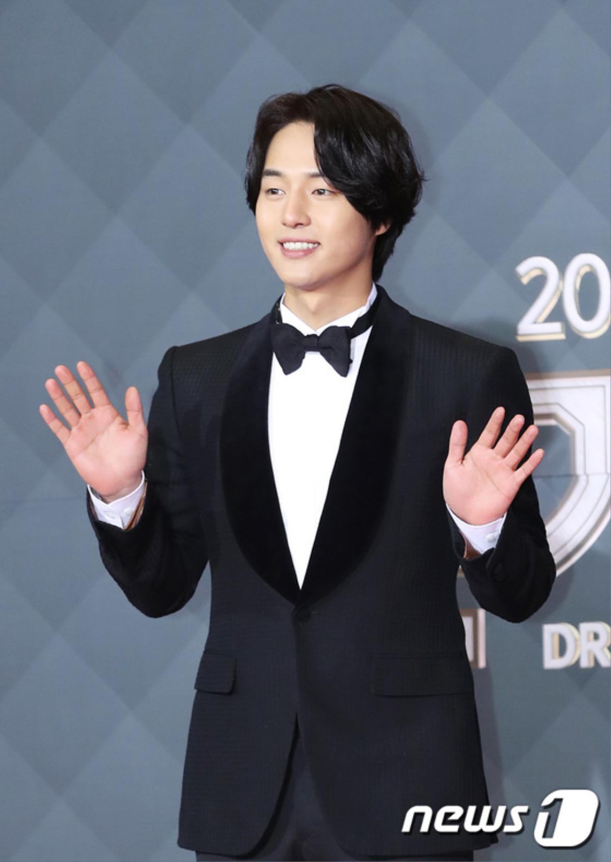 Jang Nara trẻ đẹp, Yoon Si Yoon - Yang Se Jong và loạt sao hạng A đổ bộ thảm đỏ 'SBS Drama Awards 2018' Ảnh 5