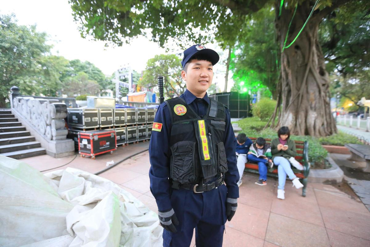 Bất ngờ xuất hiện dàn trai đẹp như trong phim Hậu duệ mặt trời đổ bộ xuống phố đi bộ bảo vệ chương trình Countdown 2019 Ảnh 5