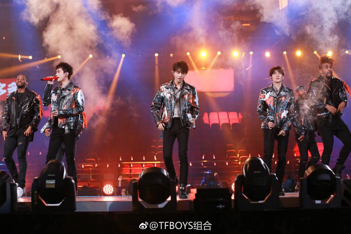 TFBOYS cùng Dương Tử, Tần Lam tỏa sáng trên sân khấu 'Đêm hội Hồ Nam 2019' Ảnh 1