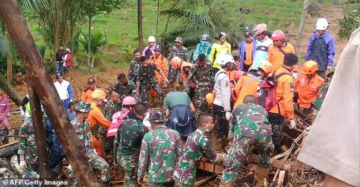 Sạt lở đêm giao thừa ở Indonesia: 9 người chết, hàng chục người mất tích Ảnh 2