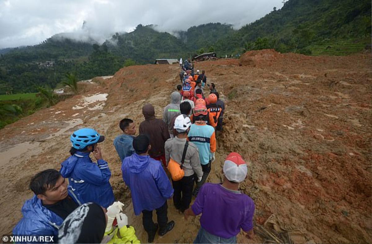 Sạt lở đêm giao thừa ở Indonesia: 9 người chết, hàng chục người mất tích Ảnh 4