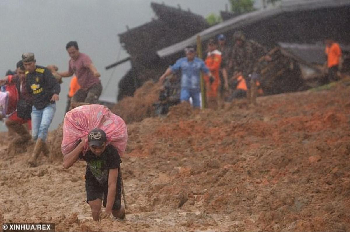 Sạt lở đêm giao thừa ở Indonesia: 9 người chết, hàng chục người mất tích Ảnh 5