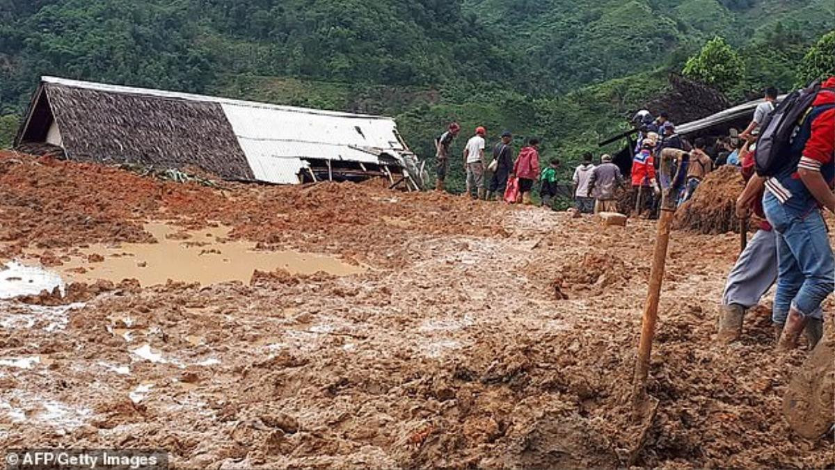 Sạt lở đêm giao thừa ở Indonesia: 9 người chết, hàng chục người mất tích Ảnh 6