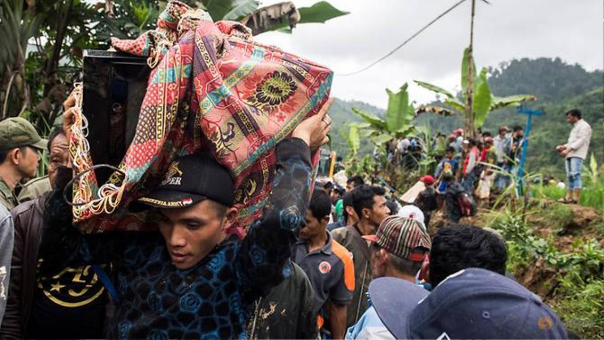 Sạt lở đêm giao thừa ở Indonesia: 9 người chết, hàng chục người mất tích Ảnh 7