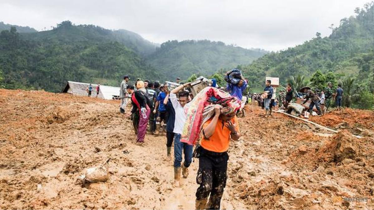 Sạt lở đêm giao thừa ở Indonesia: 9 người chết, hàng chục người mất tích Ảnh 8