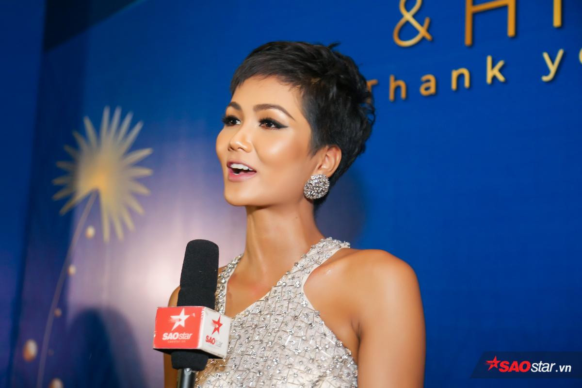 Chết cười với Parody Miss Universe: H'Hen Niê 'xuất hiện' với chổi chà, Panama - Paraguay 'chặt chém kinh hoàng' Ảnh 5