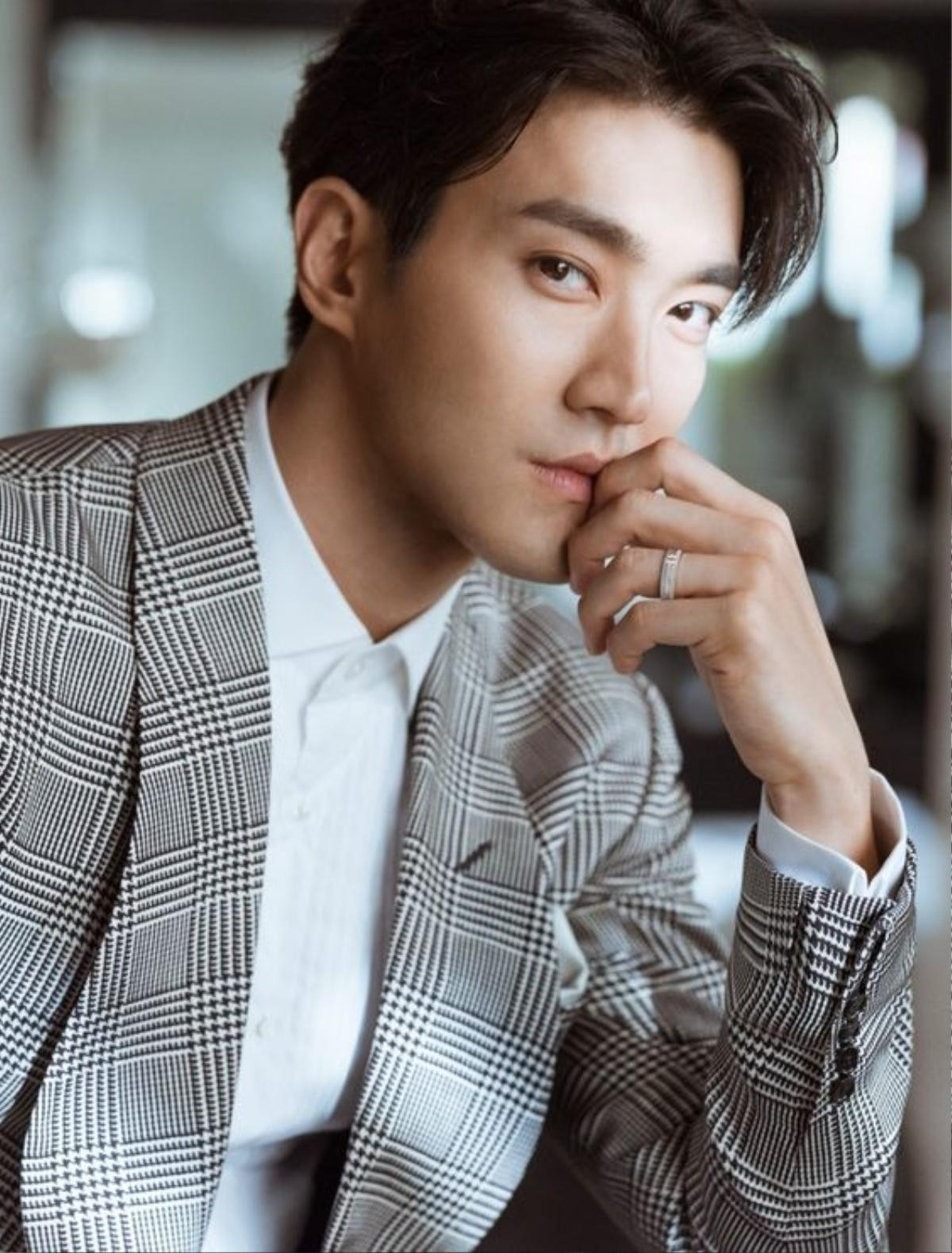 Park Bogum đẹp cực phẩm khi đeo lens - Choi Siwon (Super Junior) bị 'bịp' Ảnh 5