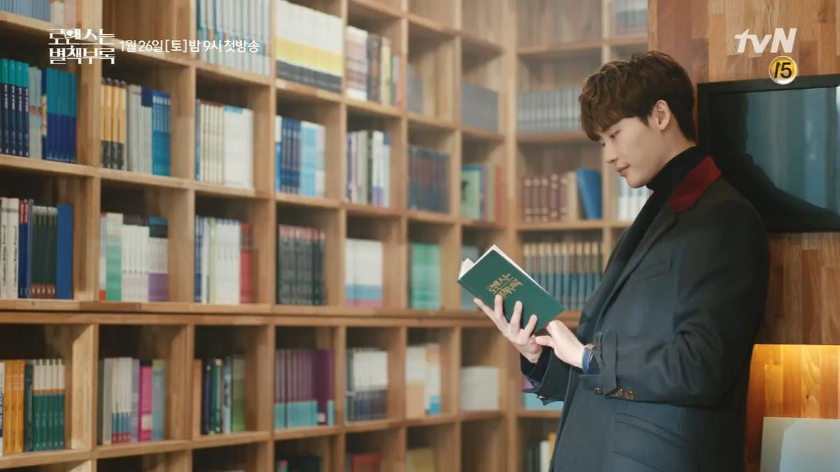 Teaser 'Romance is A Bonus Book': Lee Jong Suk - Lee Na Young say đắm, ngọt ngào nhìn nhau Ảnh 7