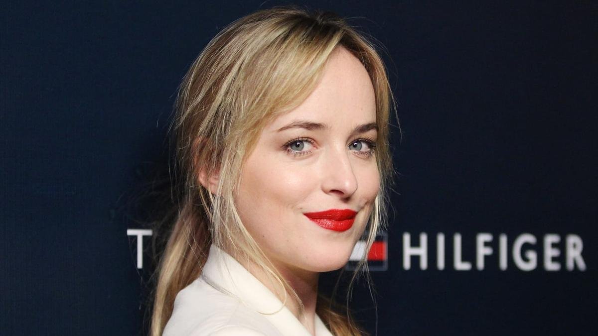 Chuyên gia trang điểm của Dakota Johnson bật mí bí quyết để giữ được màu son đỏ suốt buổi tiệc tùng Ảnh 4