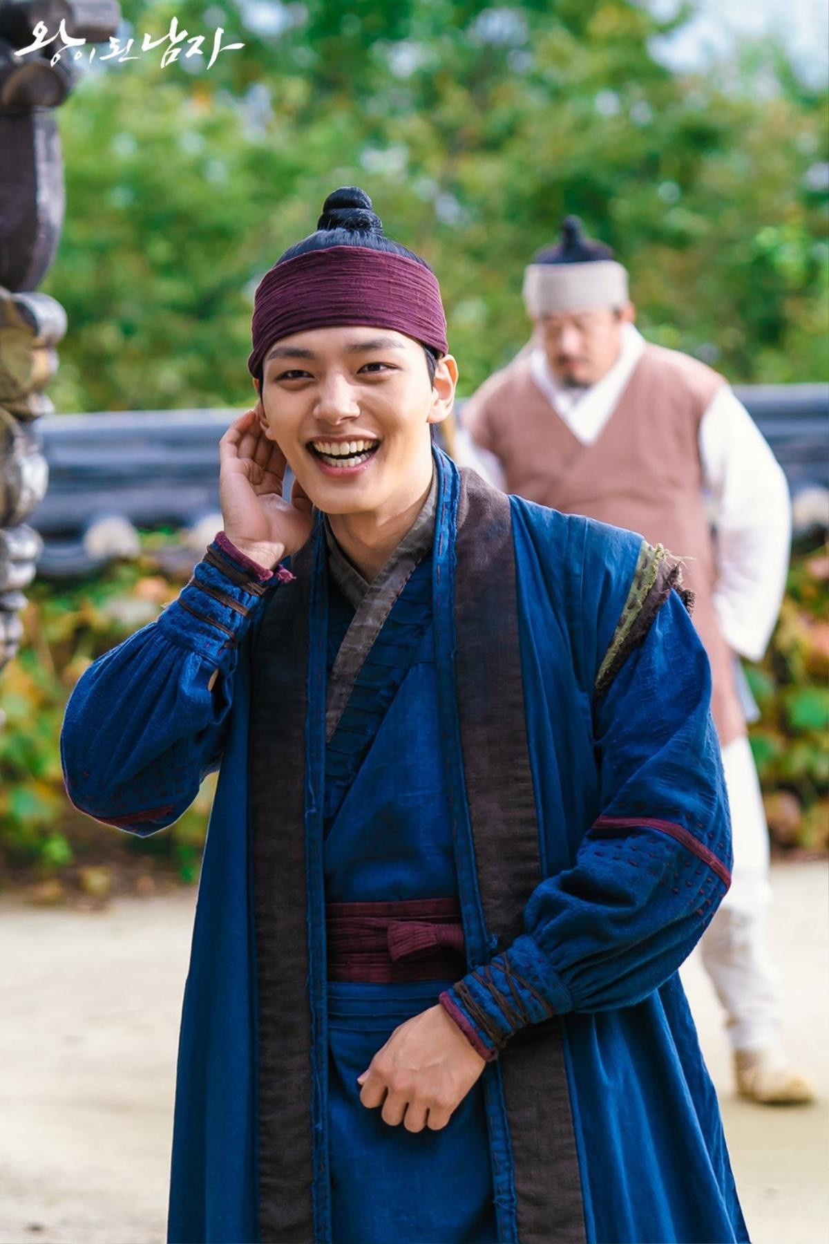 'Hút hồn' trước đôi mắt quyến rũ, nụ cười tỏa nắng của Yeo Jin Goo tại hậu trường 'The Crowned Clown' Ảnh 4