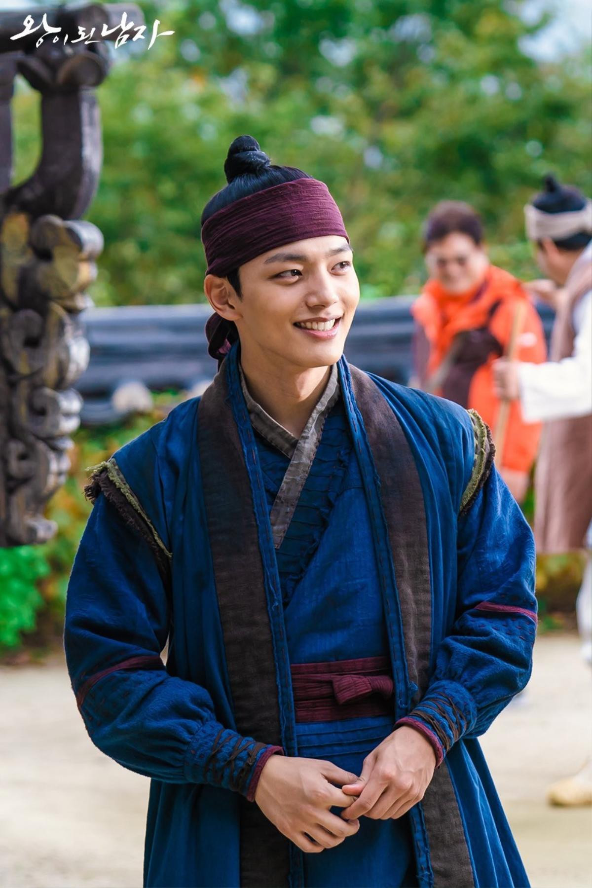 'Hút hồn' trước đôi mắt quyến rũ, nụ cười tỏa nắng của Yeo Jin Goo tại hậu trường 'The Crowned Clown' Ảnh 6