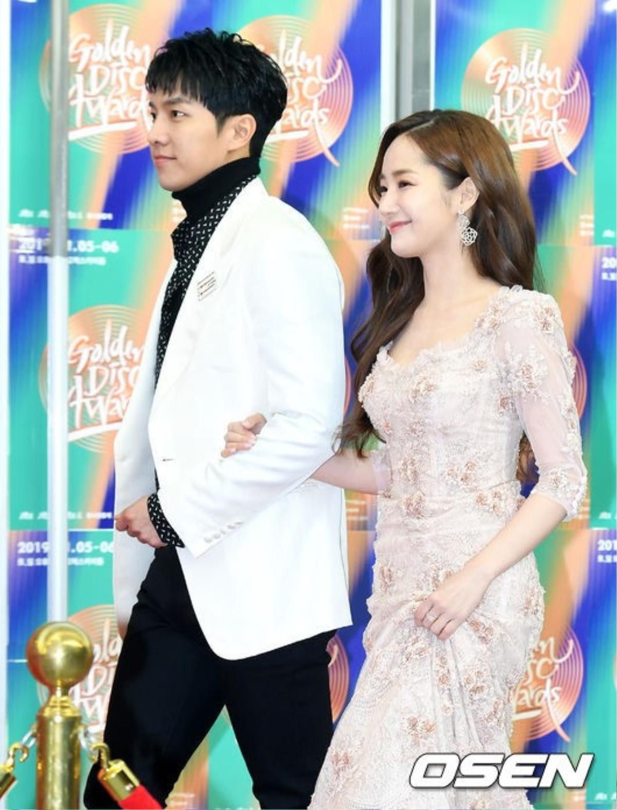 Park Min Young vô cùng xinh đẹp, e ấp bên Lee Seung Gi tại lễ trao giải 'Golden Disc Awards 2019' Ảnh 11