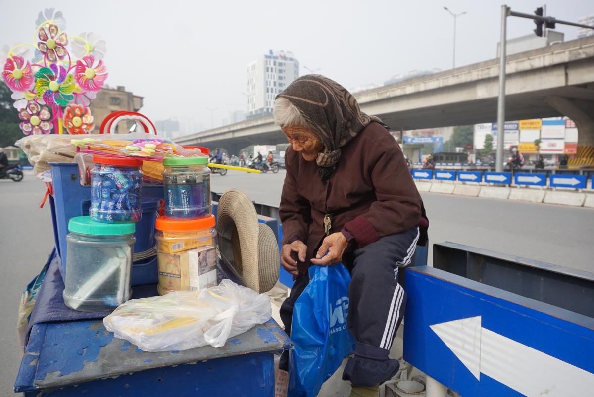 Bà cụ lưng còng trong bức ảnh gục đầu bên gánh hàng rong: 'Tôi đã đăng ký hiến xác cho y học, chỉ mong sống khoẻ chết nhanh' Ảnh 3