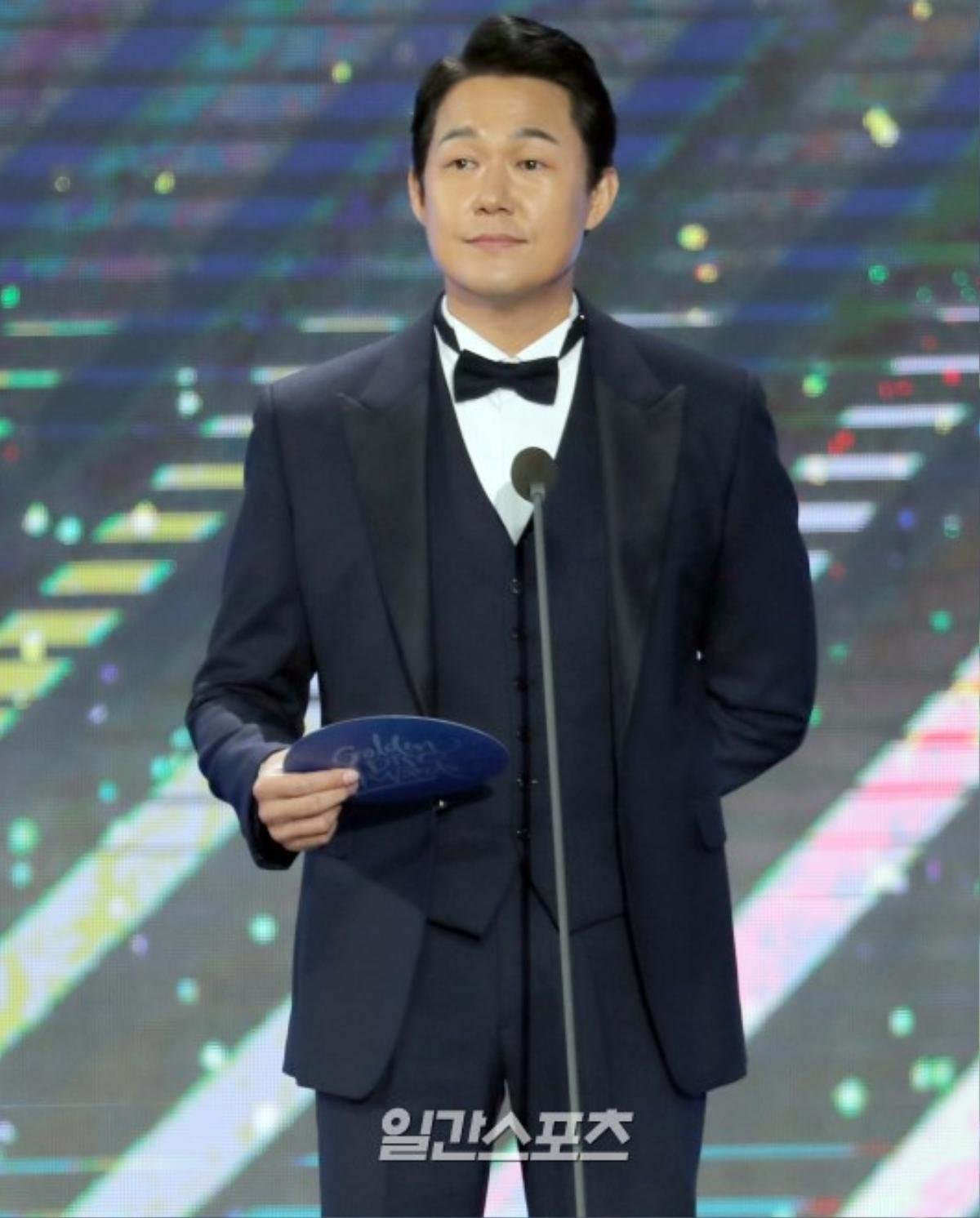 Jung Hae In, Kim Ji Won và Jung Il Woo rạng rỡ trao giải cho các ngôi sao Kpop tại 'Golden Disc Awards 2019' Ảnh 3