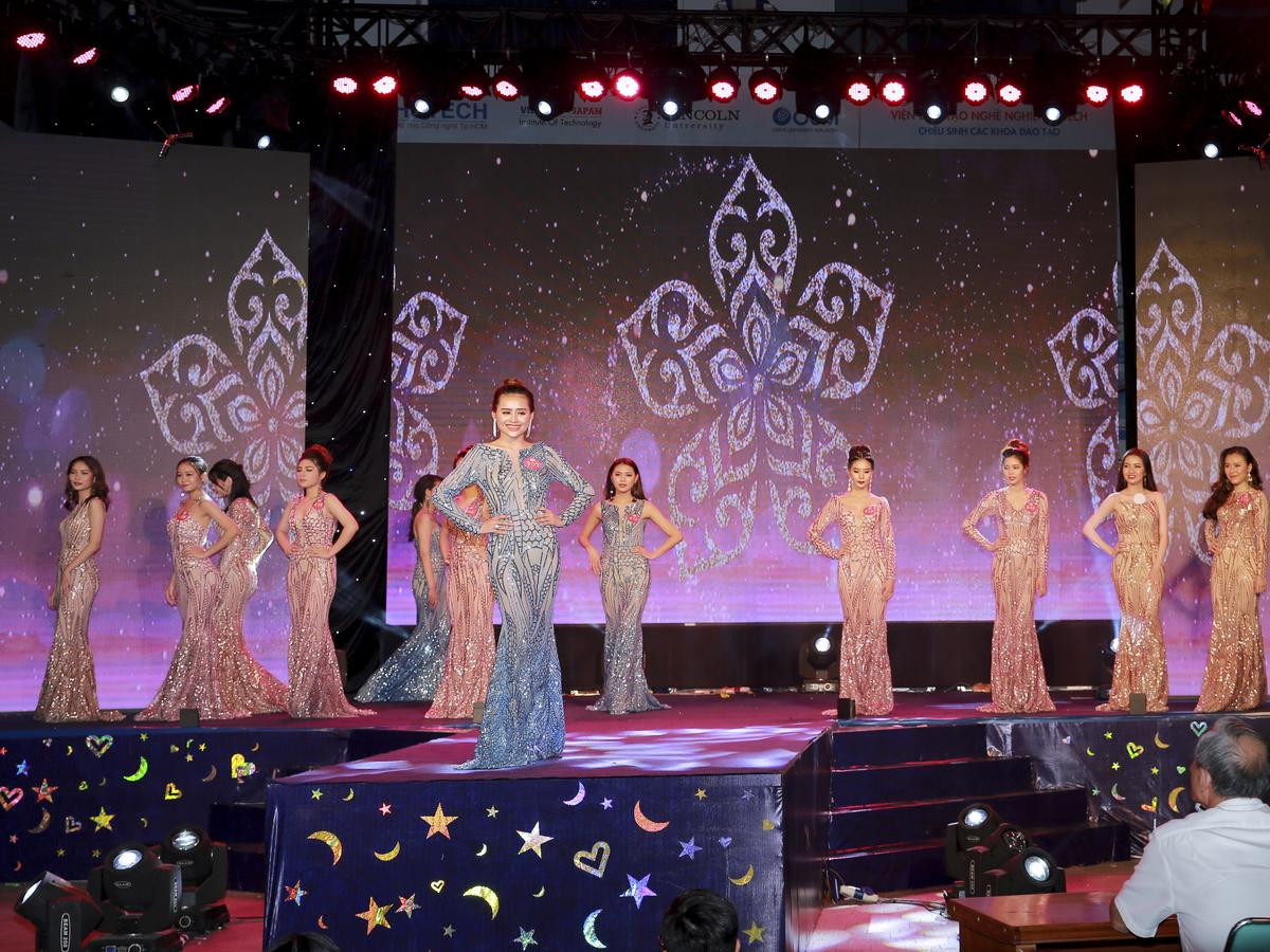 20 cô gái xinh đẹp tự tin tỏa sáng trong phần thi trang phục dạ hội tại đêm Gala Miss Hutech 2019 Ảnh 9