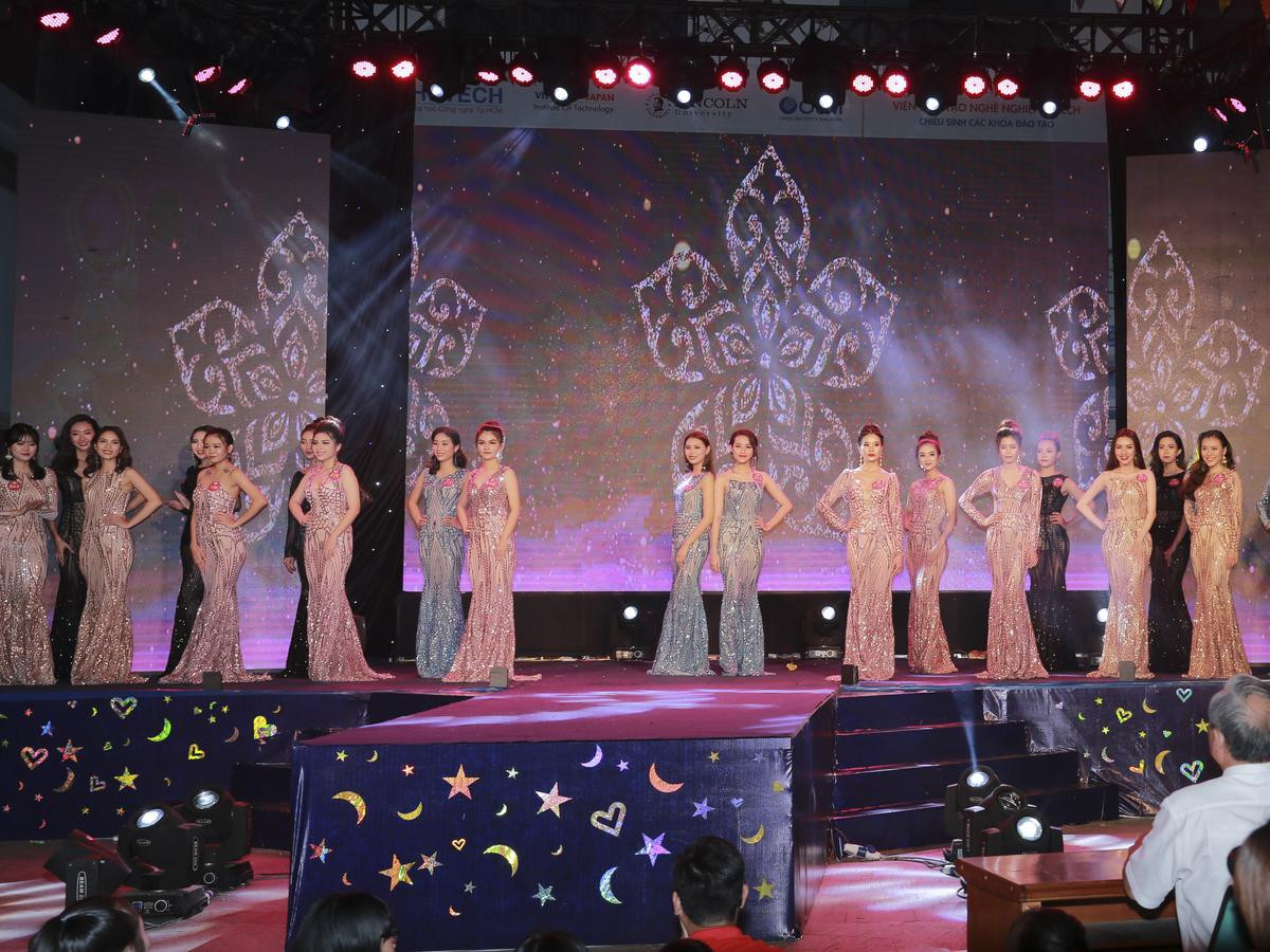 20 cô gái xinh đẹp tự tin tỏa sáng trong phần thi trang phục dạ hội tại đêm Gala Miss Hutech 2019 Ảnh 11