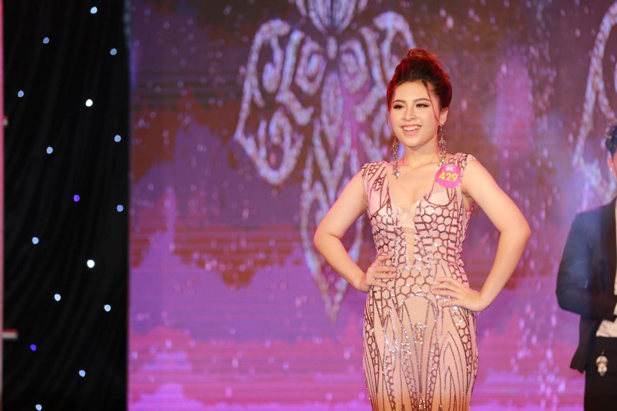 20 cô gái xinh đẹp tự tin tỏa sáng trong phần thi trang phục dạ hội tại đêm Gala Miss Hutech 2019 Ảnh 1