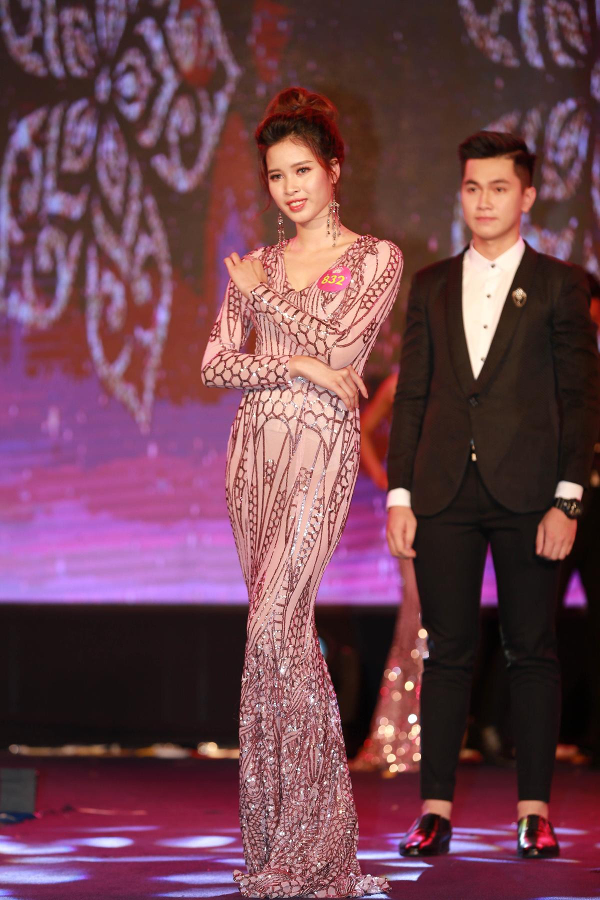 20 cô gái xinh đẹp tự tin tỏa sáng trong phần thi trang phục dạ hội tại đêm Gala Miss Hutech 2019 Ảnh 3