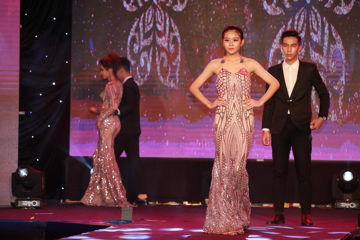 20 cô gái xinh đẹp tự tin tỏa sáng trong phần thi trang phục dạ hội tại đêm Gala Miss Hutech 2019 Ảnh 4