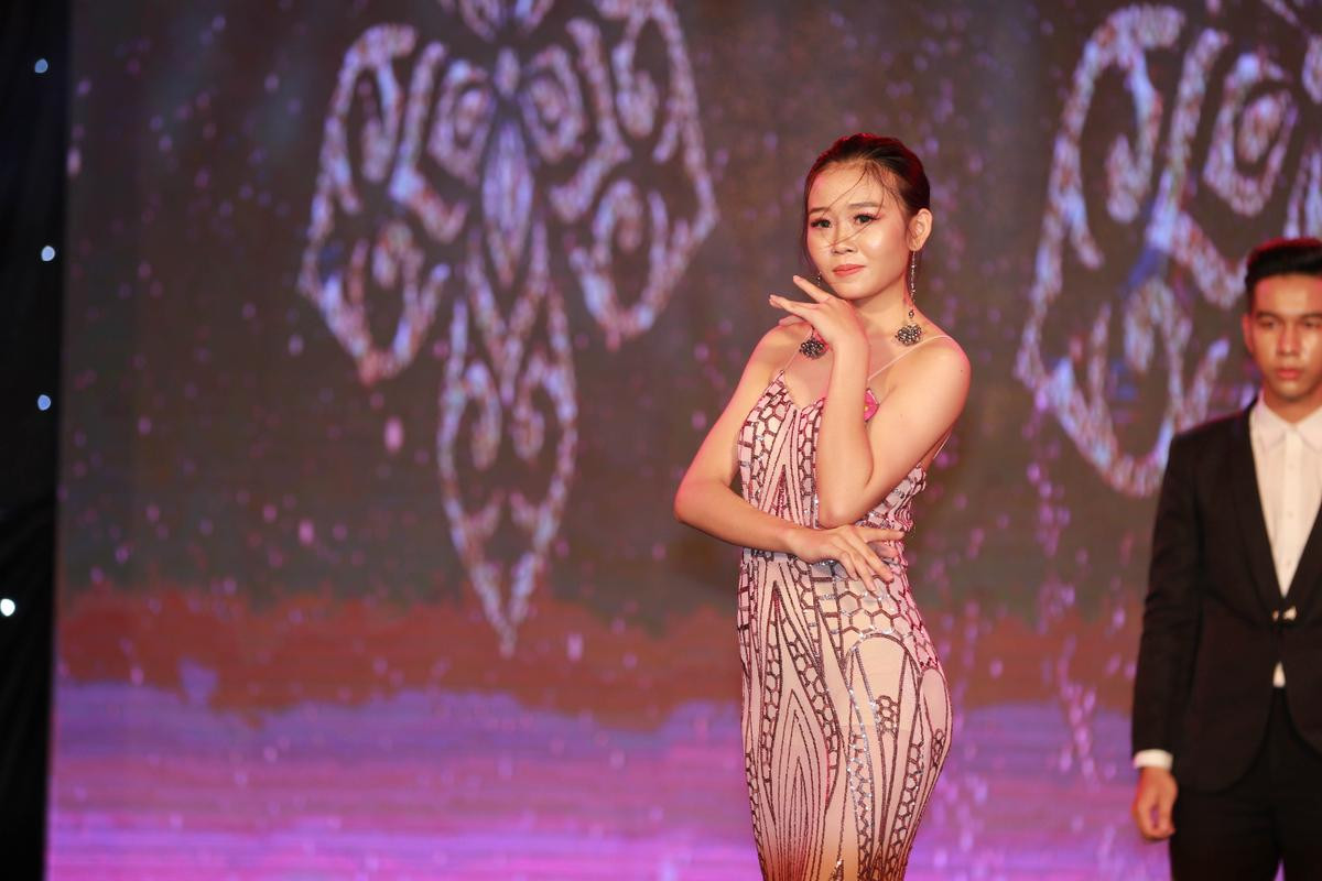 20 cô gái xinh đẹp tự tin tỏa sáng trong phần thi trang phục dạ hội tại đêm Gala Miss Hutech 2019 Ảnh 5