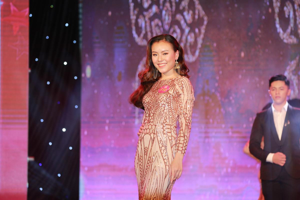 20 cô gái xinh đẹp tự tin tỏa sáng trong phần thi trang phục dạ hội tại đêm Gala Miss Hutech 2019 Ảnh 8