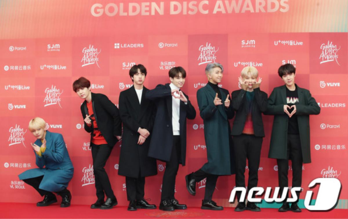 Kang Sora quyến rũ, BTS - Wanna One và Nu'est W điển trai trên thảm đỏ 'Golden Disc Awards 2019' Ảnh 4