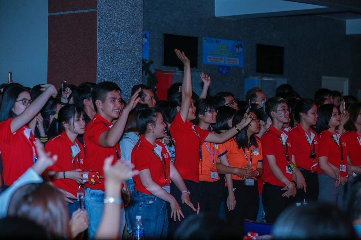 Sinh viên cháy hết mình cùng Miu Lê và Ngô Kiến Huy tại Miss Hutech 2019 Ảnh 7