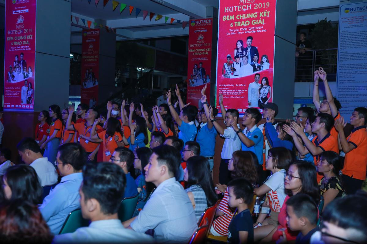 Sinh viên cháy hết mình cùng Miu Lê và Ngô Kiến Huy tại Miss Hutech 2019 Ảnh 9