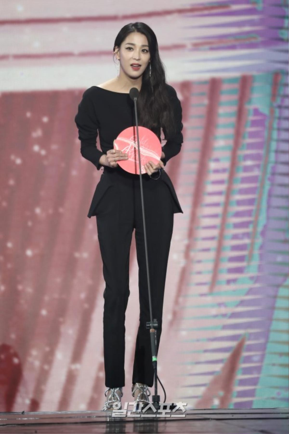 Goo Hye Sun - Kim Hee Sun đẹp hơn hoa, Claudia Kim thành ARMY sau khi trao giải cho BTS tại 'Golden Disc Awards 2018' Ảnh 29