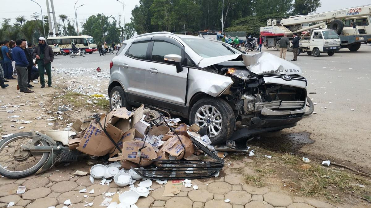 Thanh niên lái ô tô Ford gây tai nạn kinh hoàng khiến 2 vợ chồng tử vong thương tâm đã ra công an trình diện Ảnh 1