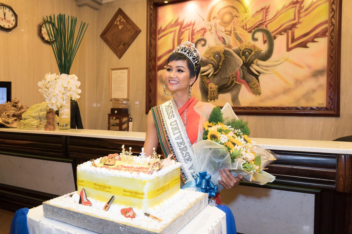 Đây là cách H’Hen Niê kỷ niệm 1 năm ngày đăng quang Miss Universe Vietnam Ảnh 8