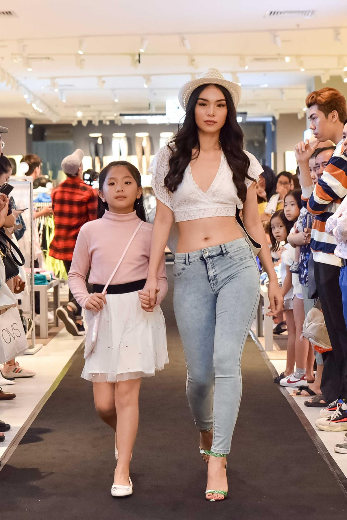 Giải Đồng Siêu mẫu 2018 - Trịnh Bảo dắt theo em bé catwalk tình cảm Ảnh 2