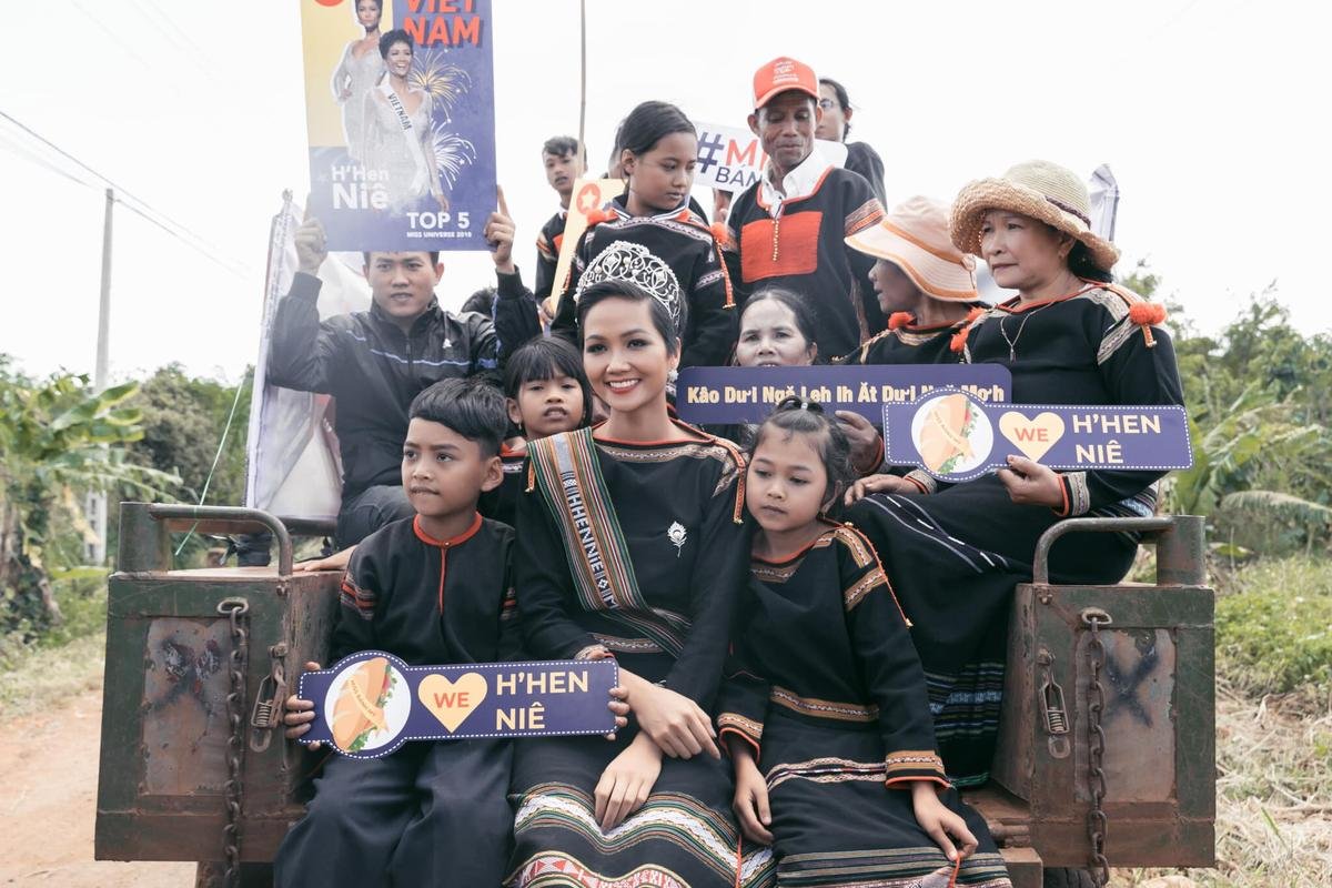 Muốn không yêu H'Hen Niê cũng khó: Nổi tiếng khắp thế giới, về đến buôn làng vẫn là cô Hen bình dị của mọi người Ảnh 1