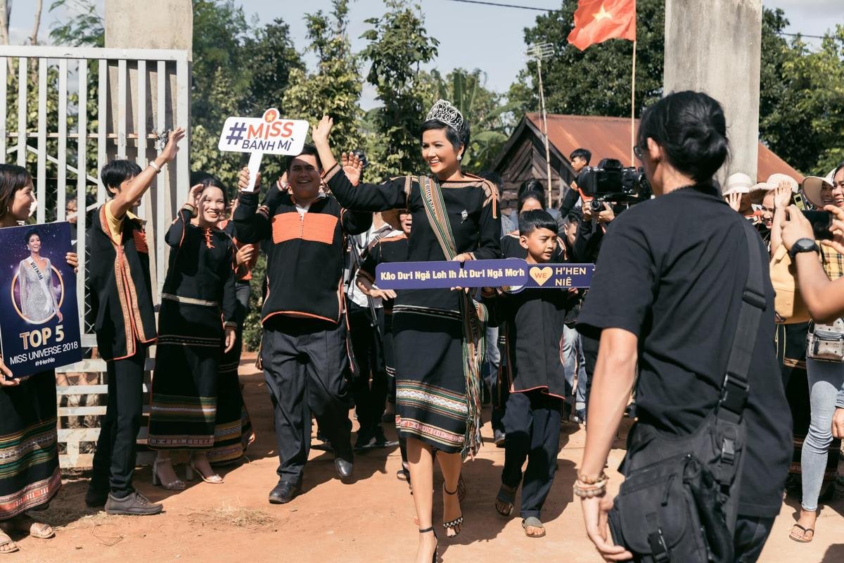 Muốn không yêu H'Hen Niê cũng khó: Nổi tiếng khắp thế giới, về đến buôn làng vẫn là cô Hen bình dị của mọi người Ảnh 3