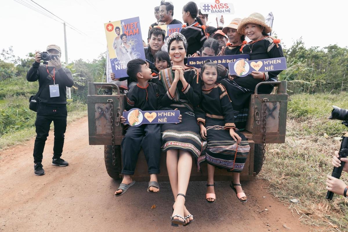 Muốn không yêu H'Hen Niê cũng khó: Nổi tiếng khắp thế giới, về đến buôn làng vẫn là cô Hen bình dị của mọi người Ảnh 5