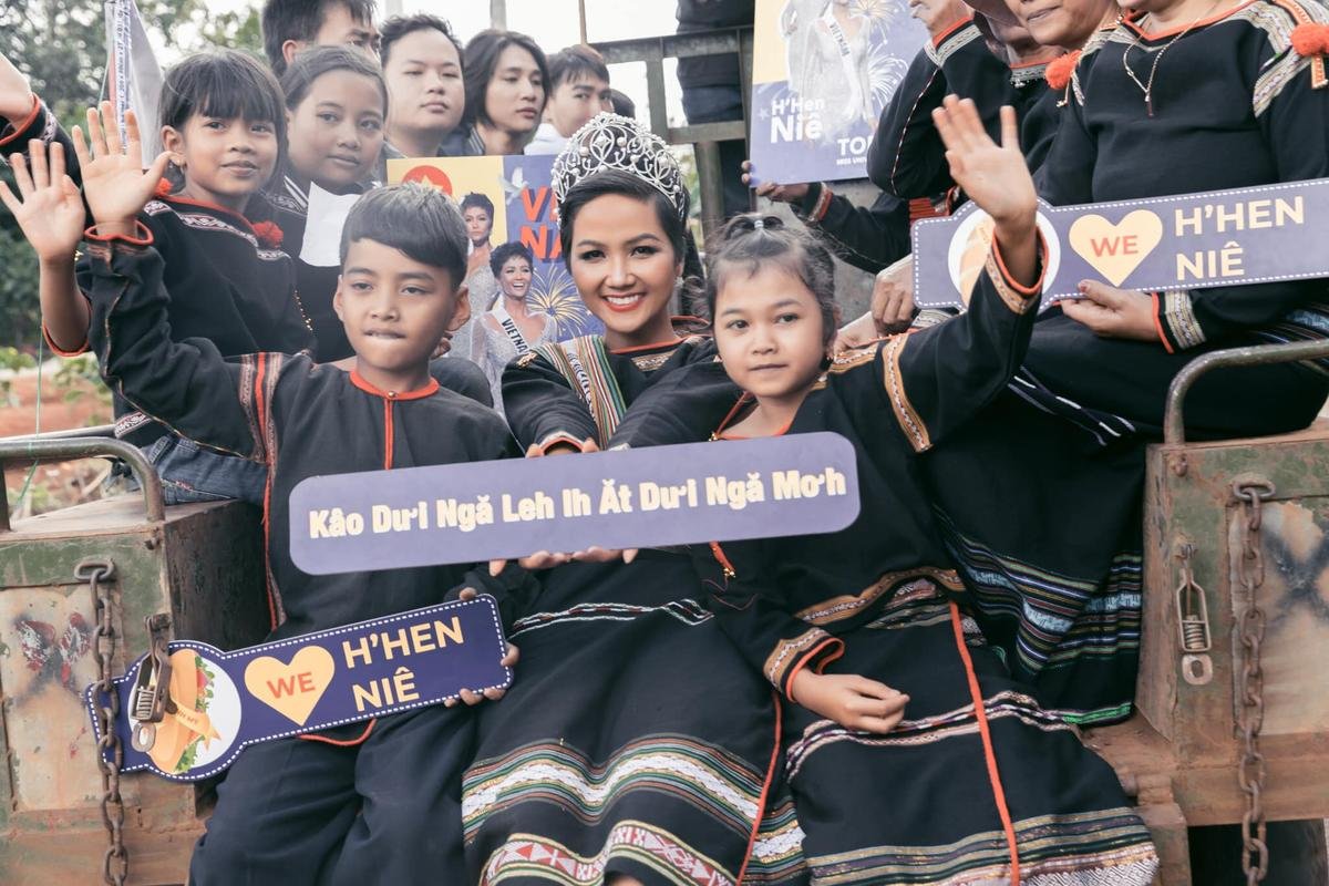 Muốn không yêu H'Hen Niê cũng khó: Nổi tiếng khắp thế giới, về đến buôn làng vẫn là cô Hen bình dị của mọi người Ảnh 8