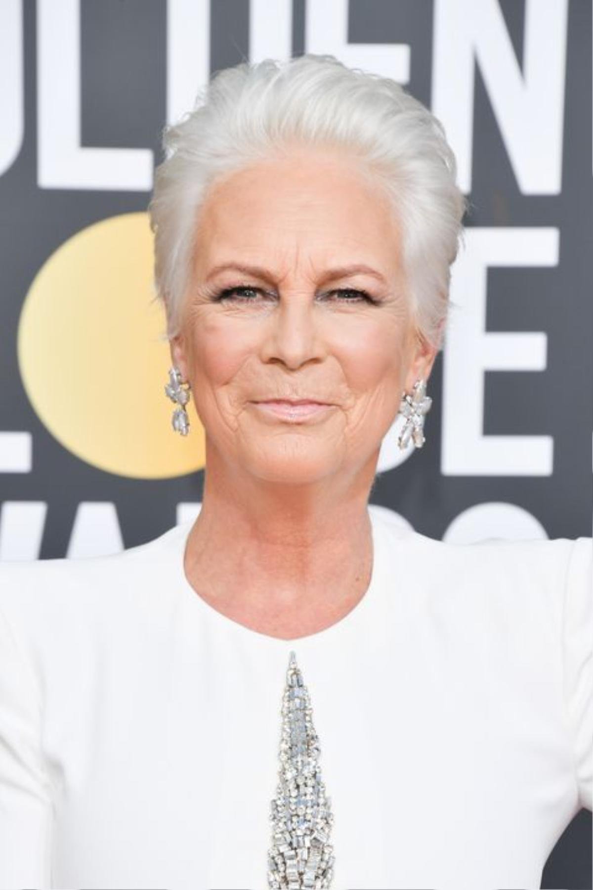 Ở tuổi 60, Jamie Lee Curtis diện váy trắng đánh bật dàn sao trẻ tại Quả Cầu Vàng 2019 Ảnh 6