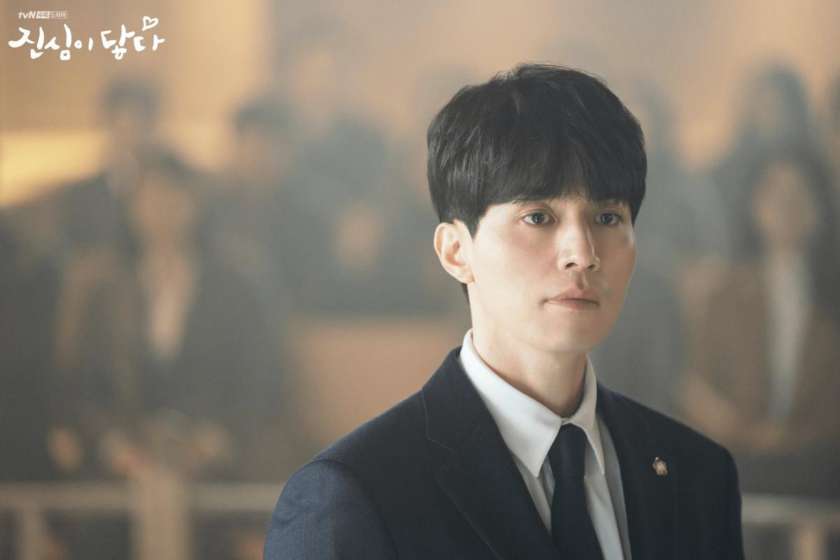 Lộ ảnh đầu tiên của Lee Dong Wook trong 'Touch Your Heart': Luật sư ngôi sao đẹp không tì vết Ảnh 2