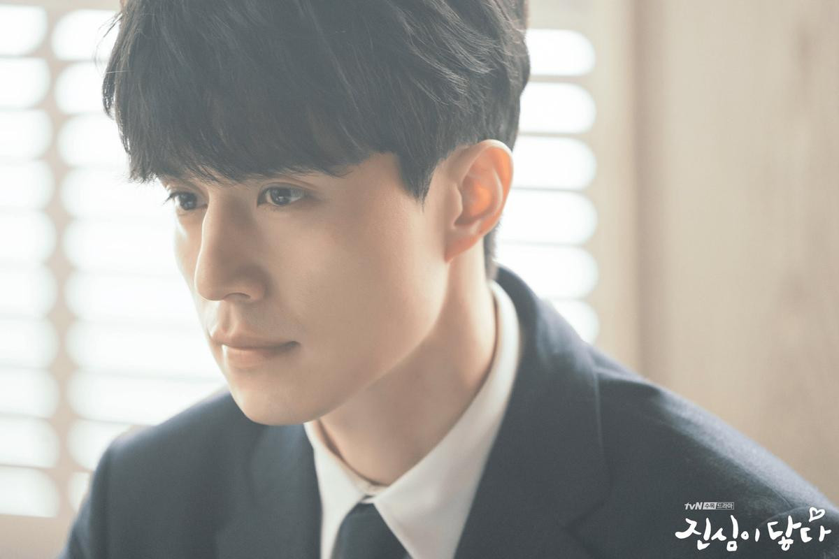 Lộ ảnh đầu tiên của Lee Dong Wook trong 'Touch Your Heart': Luật sư ngôi sao đẹp không tì vết Ảnh 1