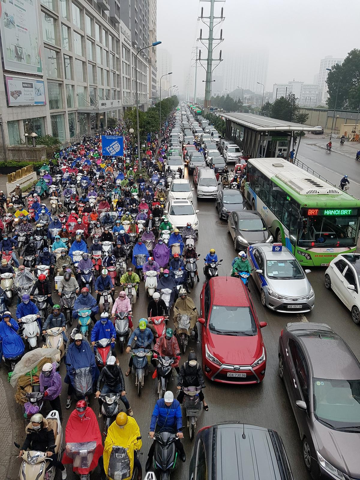 Cận cảnh đường phố Hà Nội tắc nghẽn nghiêm trọng khiến hàng trăm chiếc xe 'chết đứng' tại chỗ Ảnh 2