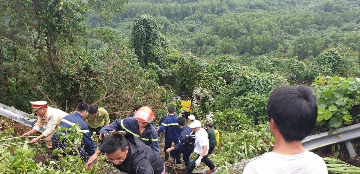 Xe chở hàng chục sinh viên và giáo viên lao xuống vực ở đèo Hải Vân, 1 nạn nhân nữ bị đứt lìa cánh tay Ảnh 4