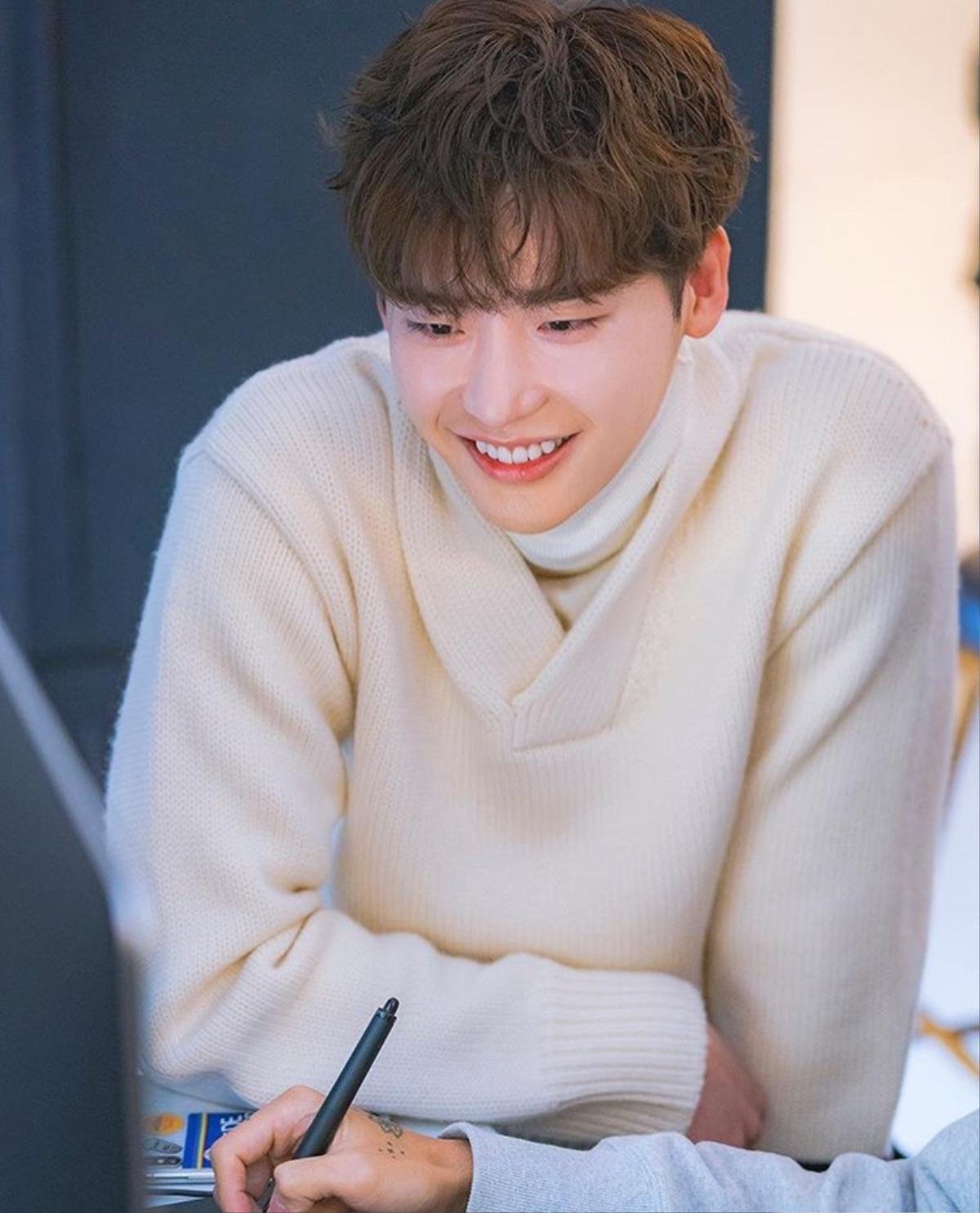 'Romance is a Bonus Book': Lee Na Young ôm Lee Jong Suk trong poster mới, loạt ảnh hậu trường đẹp nao lòng Ảnh 3